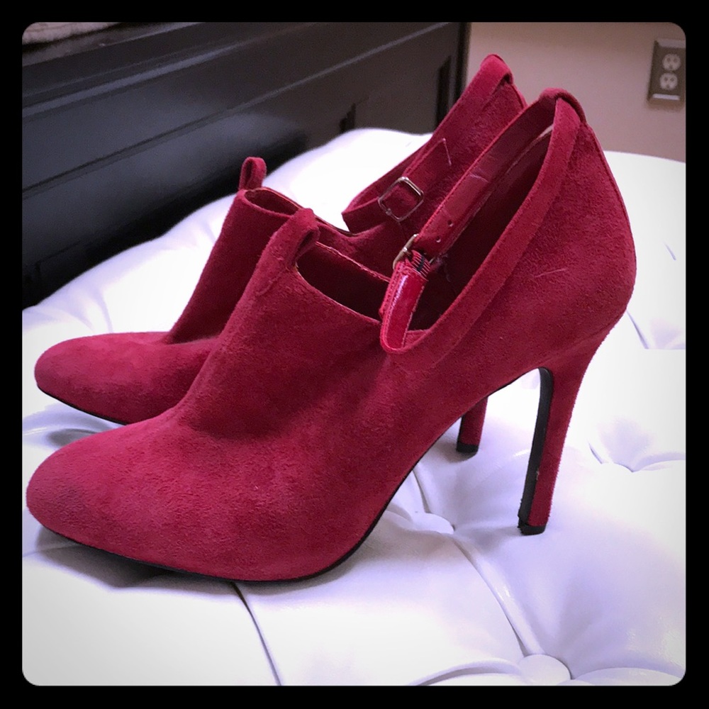 Wow! Red suede pump booties ❤️